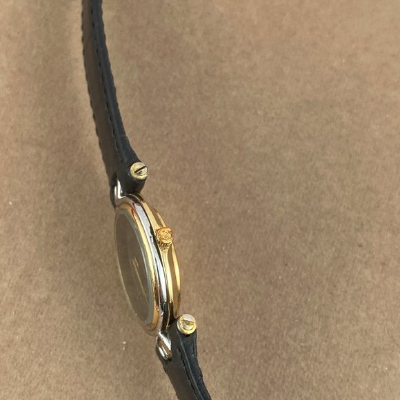 Vintage Gucci 4500L  watch with Black Enamel face Gold sword hands Fancy T Lugs - Picture 4 of 11